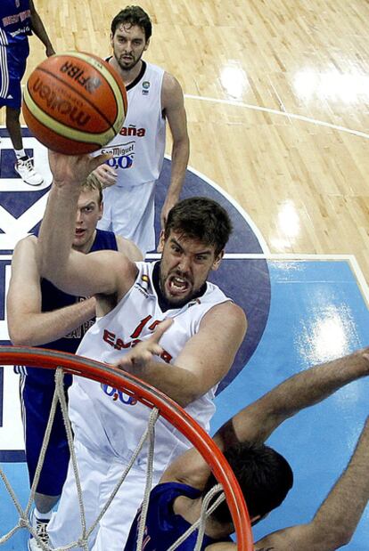 Marc Gasol lanza a canasta ante la mirada de Pau.