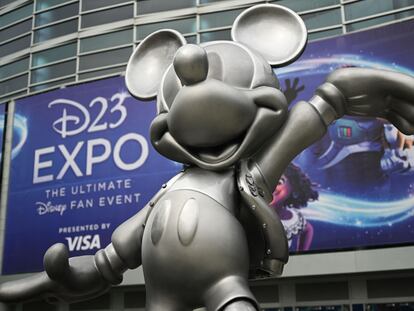 Una estatua de Mickey Mouse da la bienvenida a los asistentes a la conferencia D23, en Anaheim.