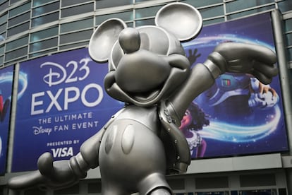 Una estatua de Mickey Mouse da la bienvenida a los asistentes a la conferencia D23, en Anaheim.