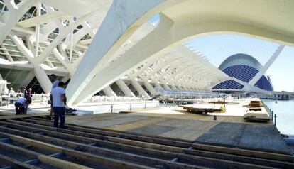 Los operarios concluyen el montaje de la pasarela de llegada a meta en la Ciudad de las Artes.