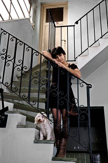 La argentina Vanessa Encinas, fotografiada en su casa junto a su perrita Lola. Hace un lustro no creía que fuera posible: hoy estudia en la universidad y se ha independizado.