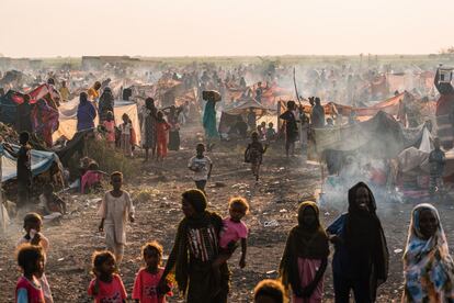 La guerra no ha dado tregua en un año y más de 1,8 millones de personas han cruzado las fronteras hacia los países limítrofes como Sudán del Sur, Chad, República Centroafricana, Etiopía o Egipto. A través del punto fronterizo de Joda, entre Sudán y Sudán del Sur, el pasado mes de noviembre llegaban a diario unos 3.000 refugiados sudaneses y retornados de Sudán del Sur buscando la seguridad. En su mayoría eran mujeres y niños.  