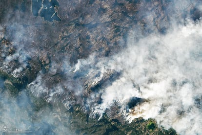 Imagen captada por satélite por el sensor Operational Land Imager (OLI), donde se observan varios incendios cerca de Yellowknife, en la Columbia Británica (oeste de Canadá), el miércoles. 