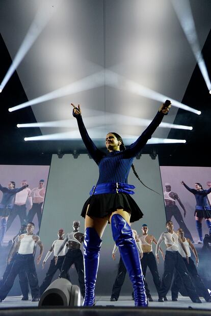 Rosalía ha estado rodeada de numerosos bailarines durante su actuación
