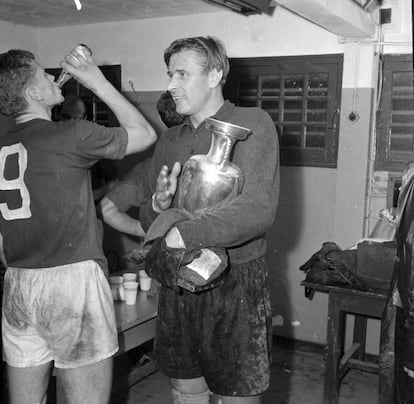 El portero ruso, Lev Yashin, sostiene entre sus brazos el trofeo que acreditaba a la antigua Unión Soviética como campeona de Eurocopa de 1960. Fueron precisamente sus manos, las que más participaron del éxito de aquella selección y que hoy ocupan un lugar en la historia del fútbol. Una referencia para las futuras generaciones de porteros.