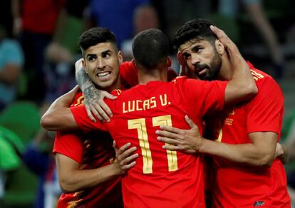 Marco Asensio (I) junto a Lucas Vázquez y Diego Costa en un partido con España.