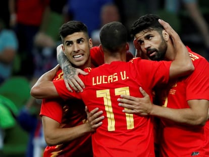 Marco Asensio (I) junto a Lucas Vázquez y Diego Costa en un partido con España.