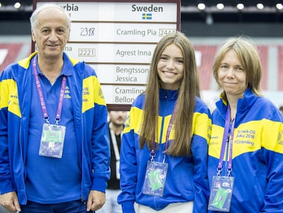 Juan Manuel Bell&oacute;n, Anna Cramling Bell&oacute;n y P&iacute;a Cramling, pocos minutos antes de su encuentro frente a Serbia, hoy en la 4&ordf; ronda.