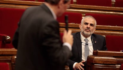 Carrizosa escucha a Torra, en el pleno de este jueves.