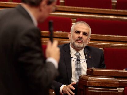 Carrizosa escucha a Torra, en el pleno de este jueves.