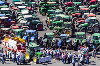 La Plataforma en Defensa del Sector Lácteo se ha concentrado con más de cinco mil tractores en Santiago de Compostela (Galicia), en protesta por los bajos precios que reciben los ganaderos.