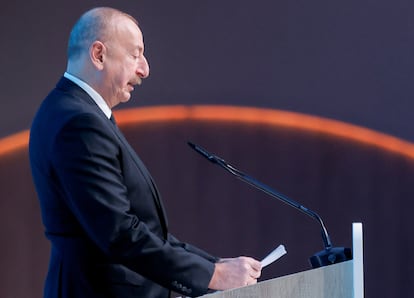 El presidente de Azerbaiyán, Ilham Aliyev, habla este martes ante el plenario de la COP29.