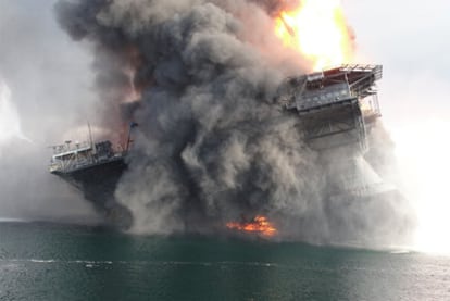 Explosión de la plataforma <i>Deepwater Horizon</i> en el golfo de México el 20 de abril de 2010.