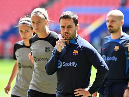 Giráldez, junto a Paredes y Bonmatí, dirige una sesión del Barcelona.