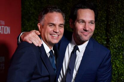 Mark Ruffalo y Paul Rudd (52 y 50 años)

Otros dos héroes –Hulk y Ant-Man, respectivamente– que no solo comparten agenda ‘vengadora’, sino la rebeldía a que sus físicos envejezcan ni un ápice. También éxito profesional: el primero ha estrenado el thriller Aguas oscuras y suena para protagonizar la adaptación televisiva de Parásitos. Rudd, por su parte, ha conseguido una nominación al Globo de Oro por la serie Living with yourself y tiene pendiente de lanzamiento la nueva Cazafantasmas.