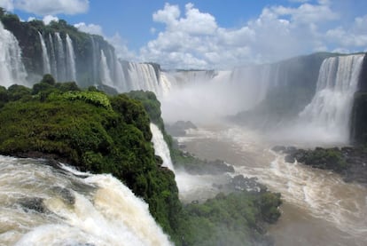 Este es el salto de agua más grande del mundo, que desde una altura de 80 metros suelta una mole hídrica de más de 1.500 metros cúbicos por segundo. Existen numerosos indicios que alertan que de las cataratas de Iguazú están en riesgo. El cambio climático y otras amenazas rondan su espectacular ecosistema
