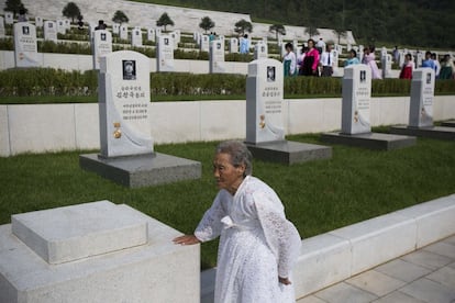 Una anciana visita el cementerio de los veteranos norcoreanos.