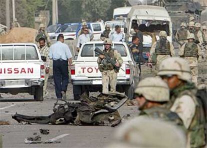 Soldados estadounidnses patrullan la zona donde ha explotado el coche bomba.