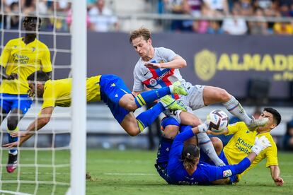 Frenkie de Jong se mide a la defensa del Cádiz.