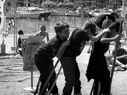 Un grupo de niños jugando en Barcelona.