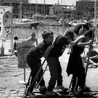 Un grupo de niños jugando en Barcelona.