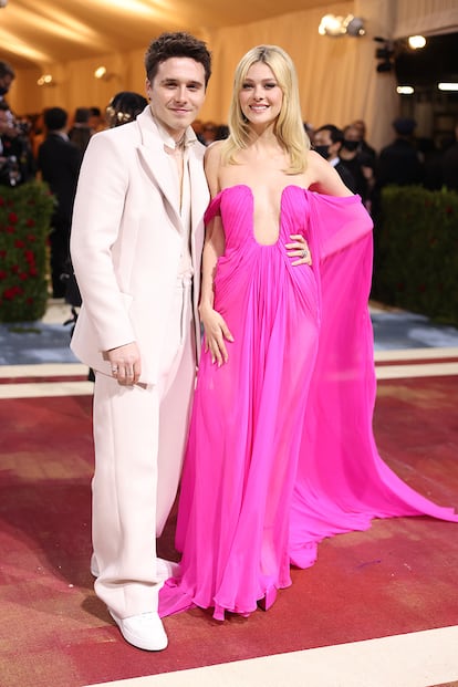 Los sonrientes recién casados Brooklyn Beckham y Nicola Peltz. Ella lleva un vestido fucsia de la colección Pink PP, de Valentino, y él, un traje rosa claro, de la colección Anatomy of Couture, también de la casa italiana.