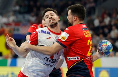 Agustin Casado (d) defiende a Ivan Martinovic (i) durante el debut español en el europeo de balonmano.