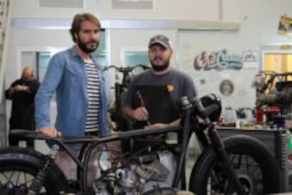 Pedro García y Efraon Triana, socios de Cafe Racer Dreams, en su taller a las afueras de Madrid.