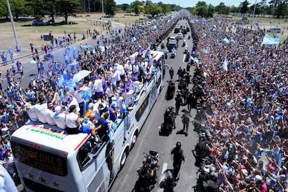 El capitán Lionel Messi miraba hacia arriba durante el desfile de bienvenida de la selección argentina.