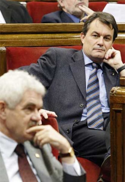 Pasqual Maragall y Artur Mas, en el Parlamento catalán.
