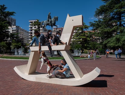 'Estatua ecuestre' frente al monumento a Espartero. Foto cedida por Concéntrico.