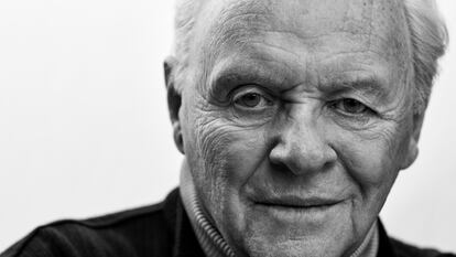 Anthony Hopkins posa en exclusiva para ICON con chaqueta Sacai y jersey Tom Ford.