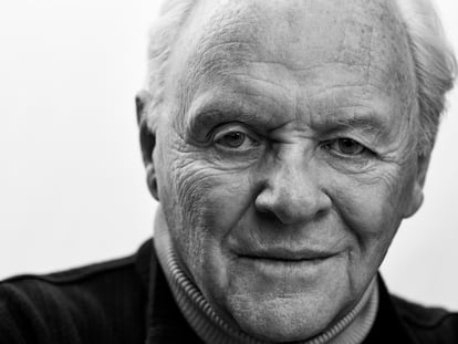 Anthony Hopkins posa en exclusiva para ICON con chaqueta Sacai y jersey Tom Ford.