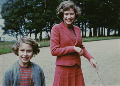 "Siempre me ha gustado capturar esos momentos familiares. Las fotos privadas revelan a menudo la diversión que ocultan los formalismos”, confiesa la monarca británica, en la imagen, junto a su hermana, en Balmoral en 1938. 