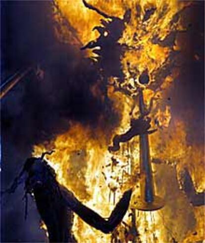 Las llamas empiezan a devorar la<b></b><i> foguera </i>oficial, anoche en la plaza del Ayuntamiento de Alicante.