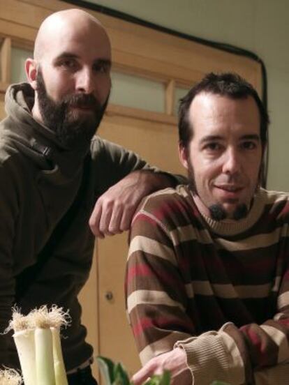 Los cocineros Luis Moreno (izquierda) y Daniel Ochoa, del restaurante Montia de San Lorenzo de El Escorial.