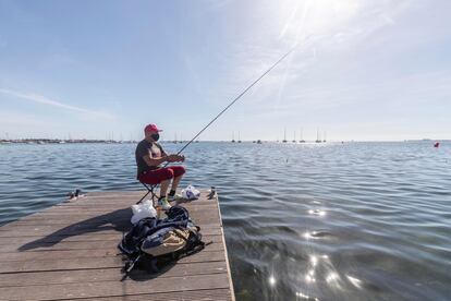 Un hombre pesca en la playa de Barnuevo, en San Javier (Murcia), este viernes.