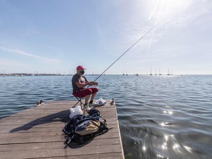 Un hombre pesca en la playa de Barnuevo, en San Javier (Murcia), este viernes.