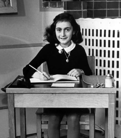 Anne Frank, en su pupitre en la escuela, en 1940.