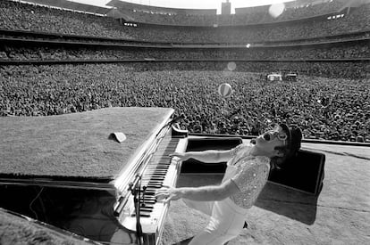 El cantante británico actúa en el Dodger Stadium de Los Angeles, en octubre de 1975.