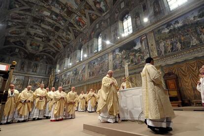 El papa Francisco durante su primera homilía en la capilla Sixtina ante los cardenales que le eligieron nuevo pontífice.