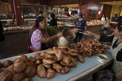 Abigail Mendoza compra pan en el mercado.