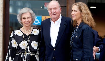 Los reyes Juan Carlos y Sofía con la infanta Elena, en Sanxenxo.