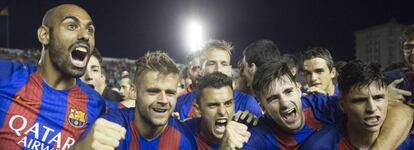 Els futbolistes del Barça B celebren el retorn a Segona A.