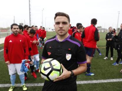 Arbitrar LaLiga Genuine Santander es una experiencia única para los colegiados. En ninguna otra competición los jugadores son tan honestos. Ningún futbolista ha recibido una tarjeta roja