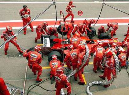 Los ingenieros de Ferrari trabajan durante un repostaje en Montmel.