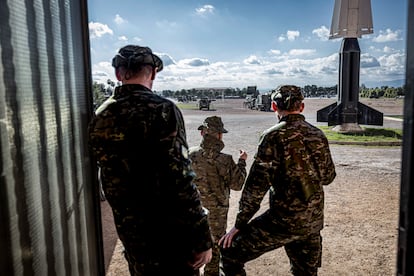 Un grupo de militares ucranianos miran partes de una batería Patriot (al fondo) en la base de Marines (Valencia), donde se forman en el mantenimiento de este tipo de sistemas de defensa antiaérea en el marco de la misión EUMAM de ayuda a Kiev.