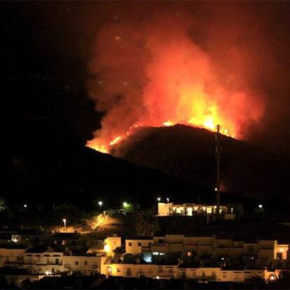 El fuego se ha originado en el Parque Natural del Estrecho