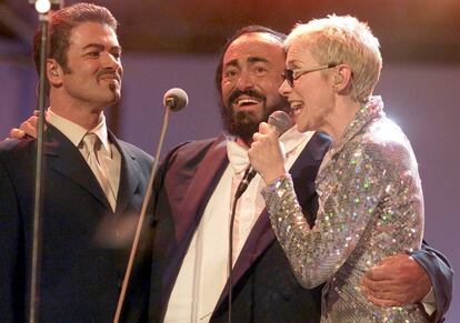 El tenor italiano Luciano Pavarotti (c) acompañado de George Michael y Annie Lennox durante el concierto 'Pavarotti & Friends' en Modena (Italia), el 6 de junio de 2000.