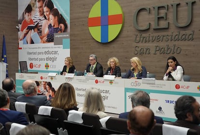 Marta Martín (Cs), Fernando Gurrea (PSOE), Consuelo Martínez-Sicluna, Rocío Albert (PP) y Rocío Monasterio (Vox), en la mesa con políticos celebrada en el congreso el pasado viernes.